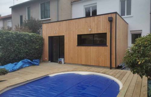 Menuiseries anthracites et piscine en coque polyesther