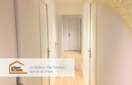 Ce couloir, autrefois sombre, a gagné en lumière et en style grâce à une nouvelle peinture et un parquet en bois clair. 