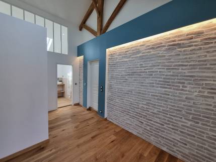 Création d'une suite parentale dans le grenier avec mur en pierre rénové - Bouc-Bel-Air 13