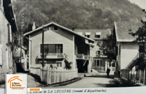 rénovation façade maison La Léchère, La Maison des Travaux Albertville, ravalement façade village, arches balcon ogive, artisan façade Savoie