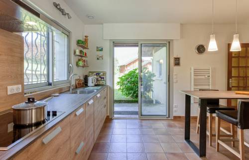 La nouvelle cuisine se marie parfaitement avec le carrelage existant