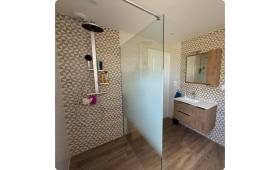 Une salle de bain moderne avec douche à l’italienne - Arromanches 14117