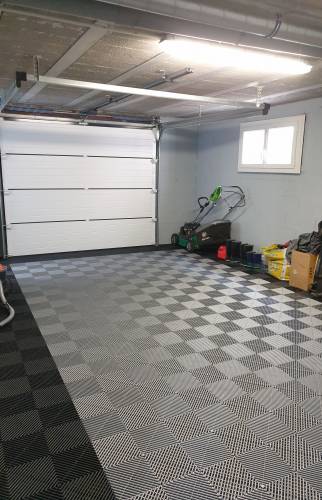 Sol avec dalles en polypropylène effet damier