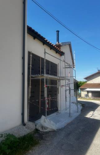 Travaux de ravalement de façade sur une ancienne grange à Voiron