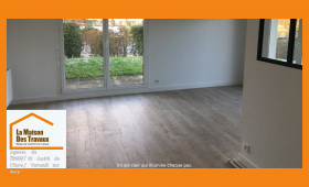 Sol stratifié clair et moderne apportant luminosité et élégance à la pièce.