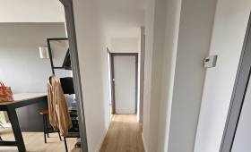 Couloir rénové en vinyle coloris chêne clair