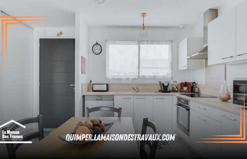 Superbe cuisine moderne dans les blanc à l'Île-Tudy