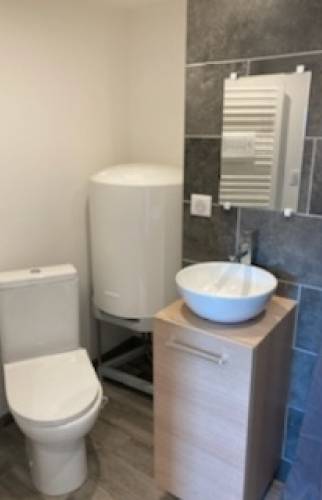 Mise en place sanitaires WC chauffe-eau thermodynamique et vasque sèche-cheveux électrique attenant douche - Cergy - 95000 -