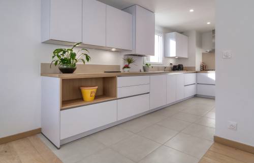 Un joli mix and match au sol, pour délimiter la partie cuisine