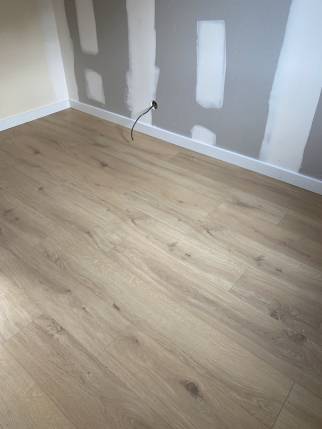  Pose d'un revêtement de sol stratifié dans une maison en rénovation - Montauban 82000