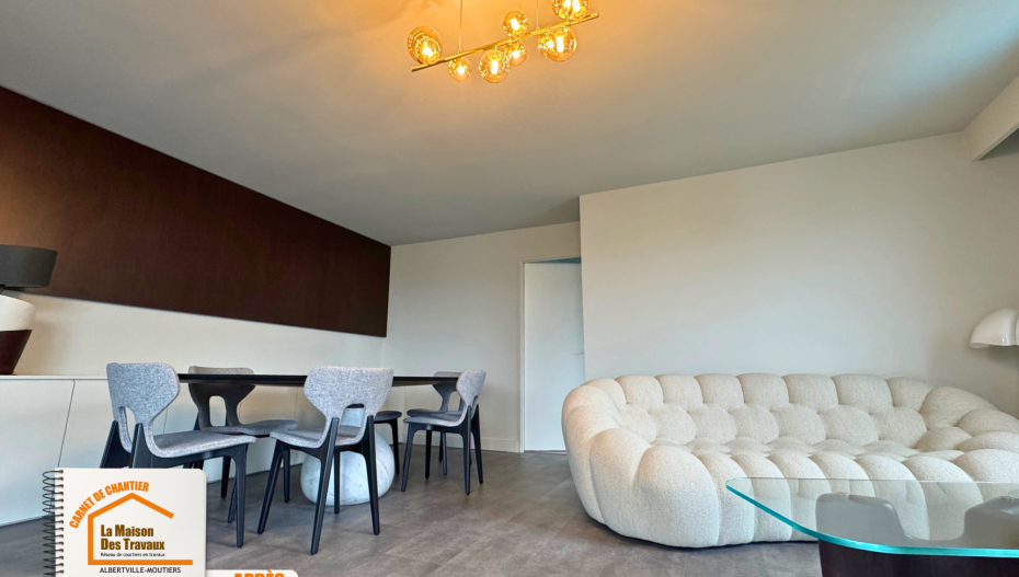 rénovation salle de bain design, mobilier bois sur mesure, éclairage LED et appliques, modernisation appartement Albertville, La Maison des Travaux Albertville