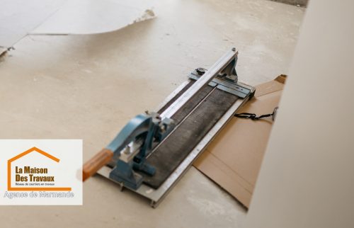 Ici, le matériel spécialisé, comme la carrelette manuelle, est utilisé pour découper les carreaux avec une grande précision.