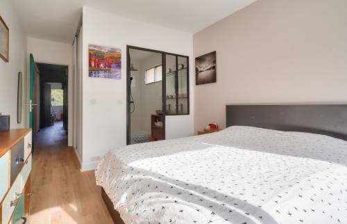 L'accès salle de bain depuis la chambre