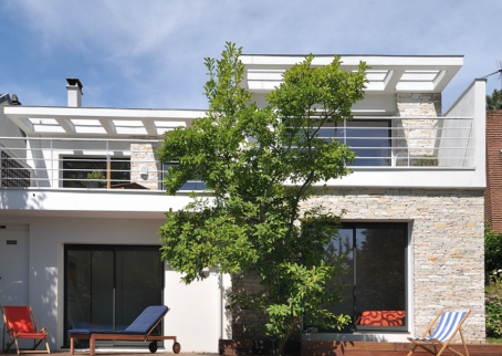 Pose de pergola à structure fixe avec poutres ajourées