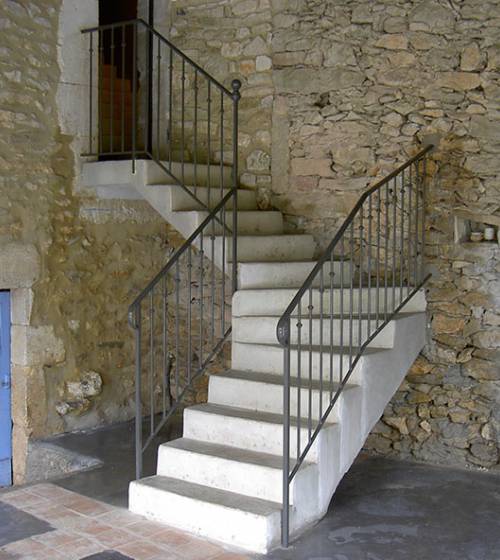 Escalier extérieur en béton avec garde-cops arrière de ferme - Saint-Savournin  (13119)