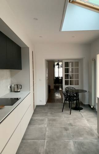 Cuisine aménagée sur mesure avec revêtement de sol en dalles pierre naturelles à Meaux (77100) 