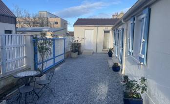 Maison avec l'extension en L au fond (Luc-sur-Mer 14530)