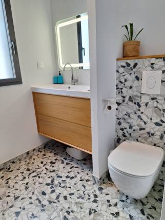 Aménagement de salle de bain pour enfants avec meuble vasque et WC suspendus - Pornic 44210