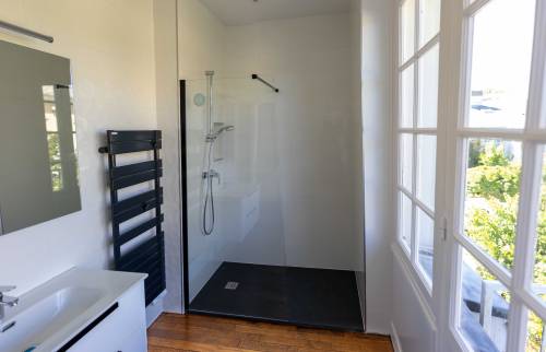 Salle de bain noir et blanc