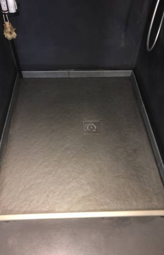 Pose du nouveau receveur douche résine ardoisée après égalisation de la chape en salle d'eau - Cassis (13260)