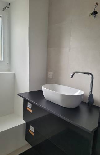 belle vasque à poser sur meuble noir