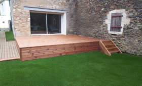 Terrasse en bois d'une maison en pierre en haute savoie 