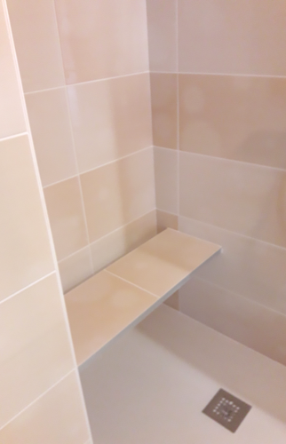 Banc de douche en faïence