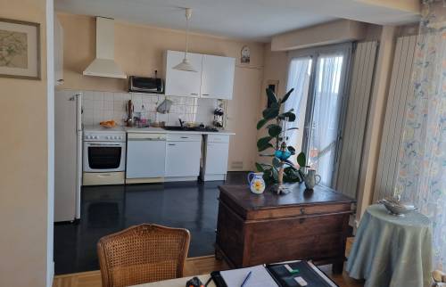 Espace de vie avec vue sur cuisine