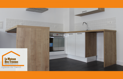 Cuisine moderne avec électroménager intégré, réalisée près d’Héricourt par Gérald Schneider – courtier en travaux à Vesoul.