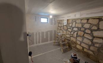 Aménagement sous-sol pendant