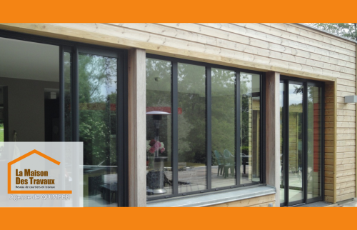 Extension maison bois à Tréguennec : façade vitrée et bardage épicéa, alliance d’élégance et d’isolation performante.