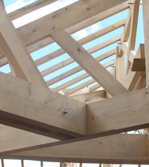 Vue renfort gauche de la charpente au fond et de la poutre centrale.