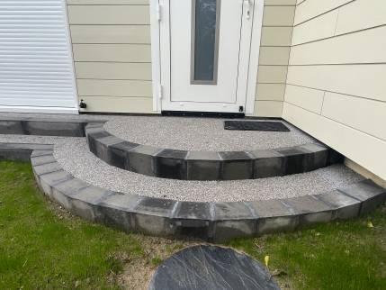 Nouveau perron au-devant de la dépendance (Merville 14810)