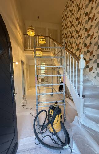 Rénovation d’une entrée : une transformation complète pour valoriser l’arrivée dans la maison en travaux