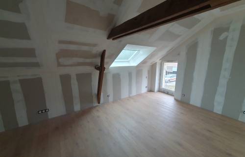 Travaux d’aménagement de la chambre dans les combles, pose de cloisons et isolation