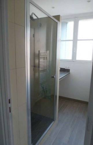 La salle de bain de l'appartement
