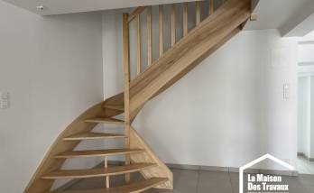 Escalier à marches ouvertes réalisé lors de la rénovation d’une maison ancienne à Arzon