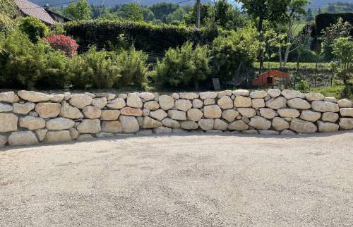 places de stationnement et mur d'enrochement