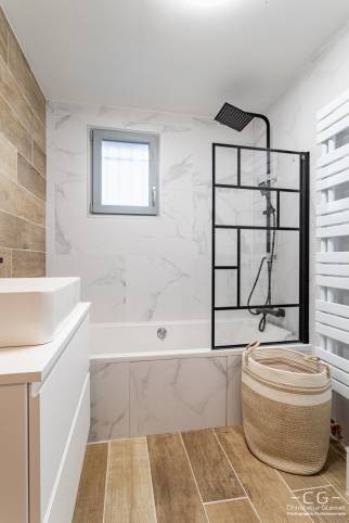 Aménagement d'une salle de bain avec baignoire