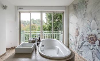 "Transformation élégante d'une salle de bain à Vaucresson"