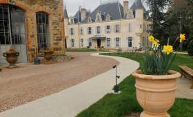 Réalisation d'un chemin extérieur en béton désactivé pour personnes à mobilité réduite (Dareizé, 69)