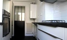 cuisine éléments noirs et blancs, porte avec verrière