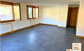  modernisation sol appartement, rénovation carrelage Haute-Savoie, artisan pose carrelage Chamonix, design intérieur contemporain, sol effet ardoise montagne, la maison des travaux chamonix