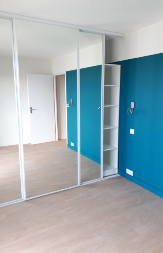 Dressing sur mesure avec ses portes coulissantes miroir