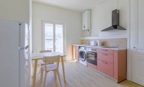 Travaux de rénovation energétique pour un appartement destiné à la location : cuisine avec ballon d'eau chaude compact mural 