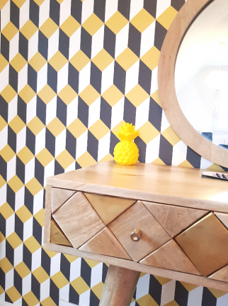 Pose de papier peint au mur