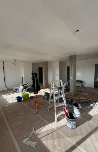 Chantier de rénovation d'intérieur en cours à Écully (69130) avant l'installation du mobilier et des menuiseries sur mesure