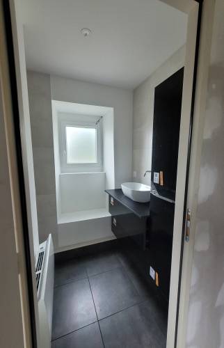 vue d'ensemble de la salle de bain après travaux 