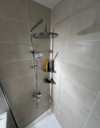 Rénovation de salle de bain avec colonne de douche encastrée - Nantes 44