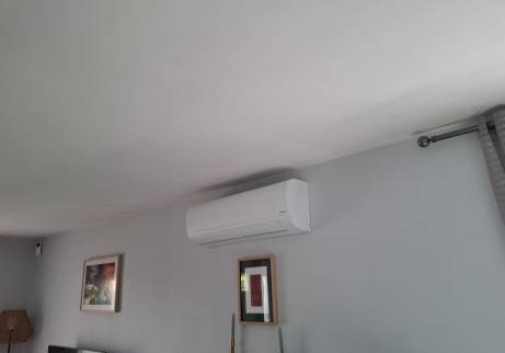  Installation de climatisation réversible dans la pièce de vie d'une maison - Meximieux 01800